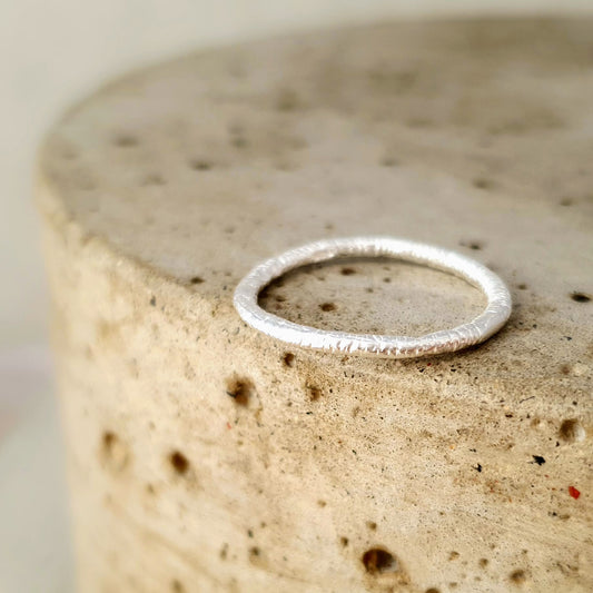Eleganter Ring aus mattiertem Sterlingsilber von ambra-schmuck.de