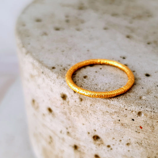 Elegnater Ring aus vergoldetem und mattiertem Sterlingsilber von ambra-schmuck.de