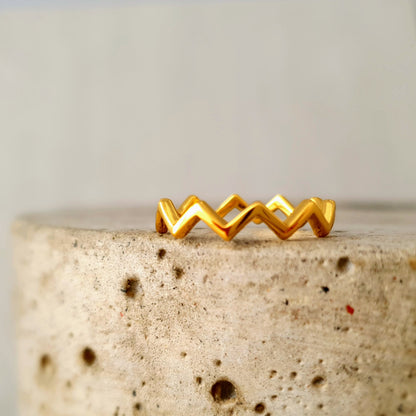 Gezackter Ring aus vergoldetem poliertem Sterlingsilber von ambra-schmuck.de