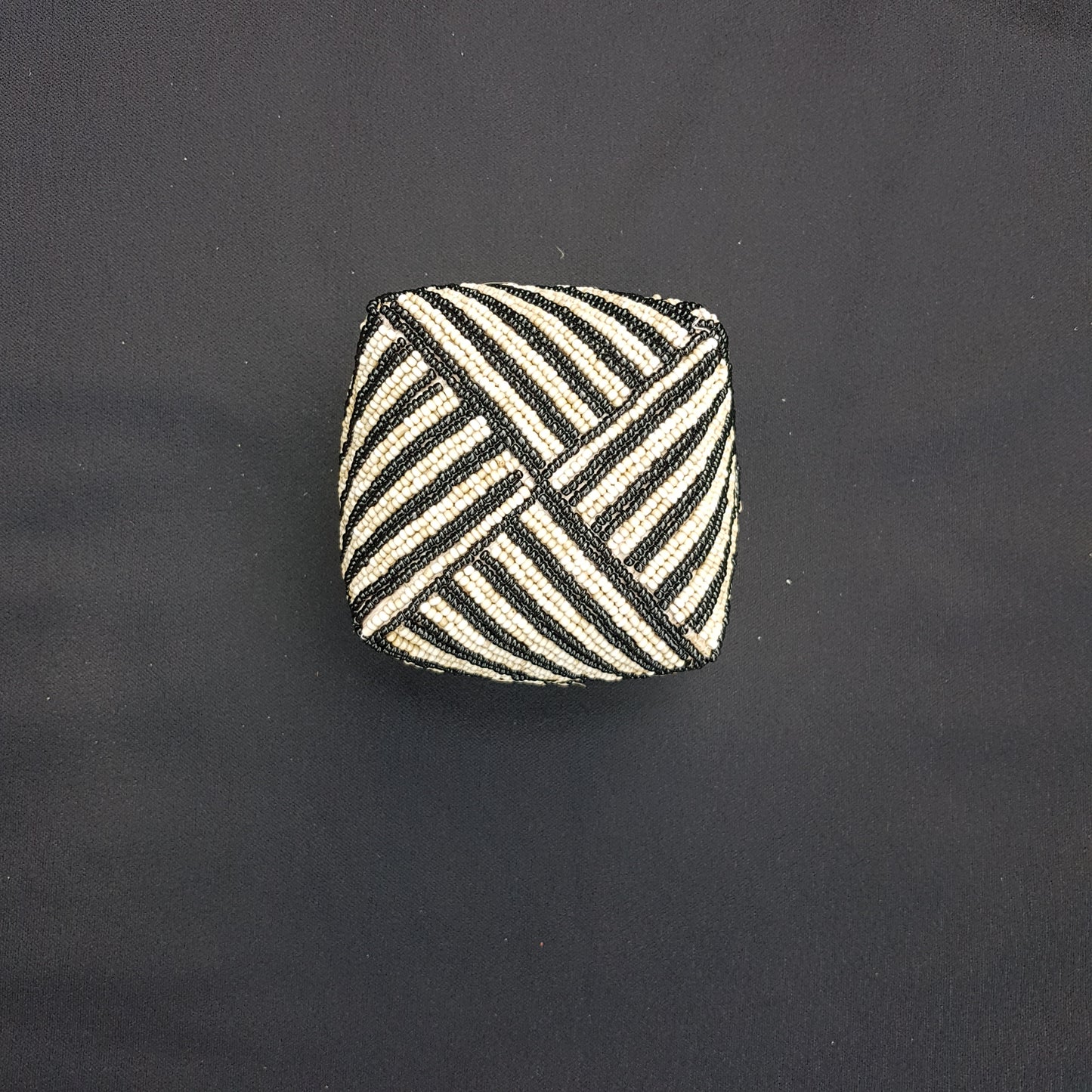 Y0595 | Dose mit Deckel